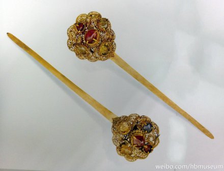 9,头宽3.7cm,重29.4g,存镶宝石4颗.倒插,用以压鬓.