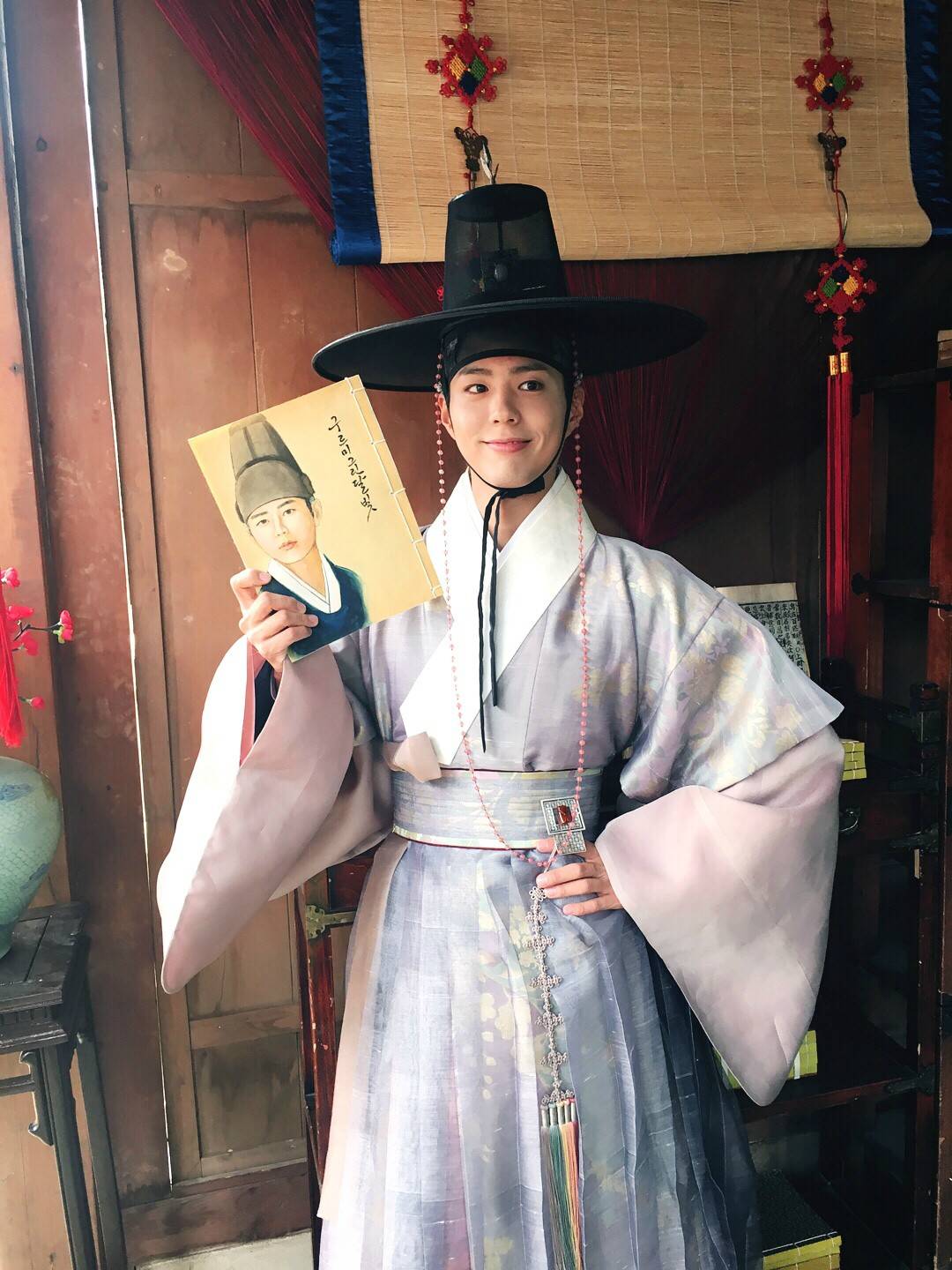 云画的月光拍摄花絮图 老实说那本书上画得宝剑真丑.我宝明明辣么帅!