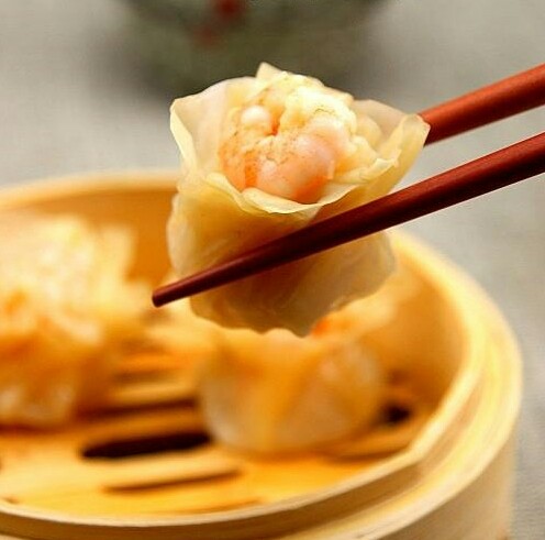 『虾仁烧麦』 用料:饺子皮 生抽 蚝油 胡萝100克 虾仁 木耳100克 胡