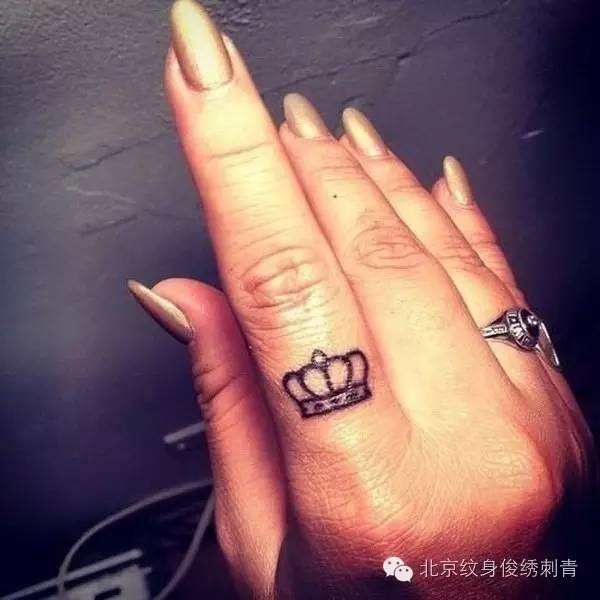 手指上的小纹身 #纹身美图# 再不纹身就老了 #纹身是会上瘾的痛#.