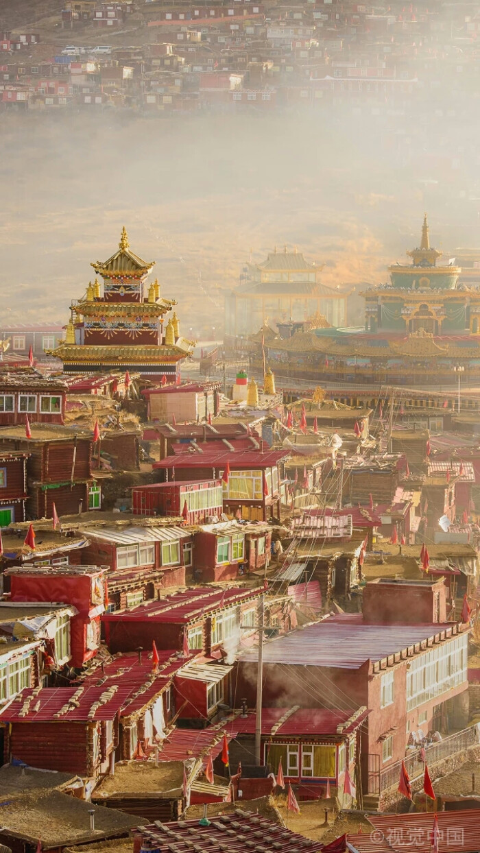 中国极致美景四川色达县是一片最为纯净的佛国天堂,在雄伟的群山之间