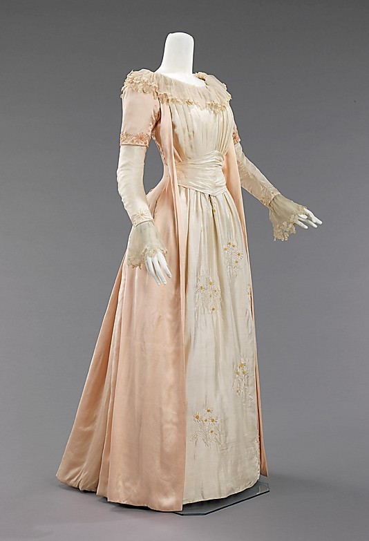 在1875年来说,这种设计可以说是不同寻常,这条裙子采用了极端柔和近乎