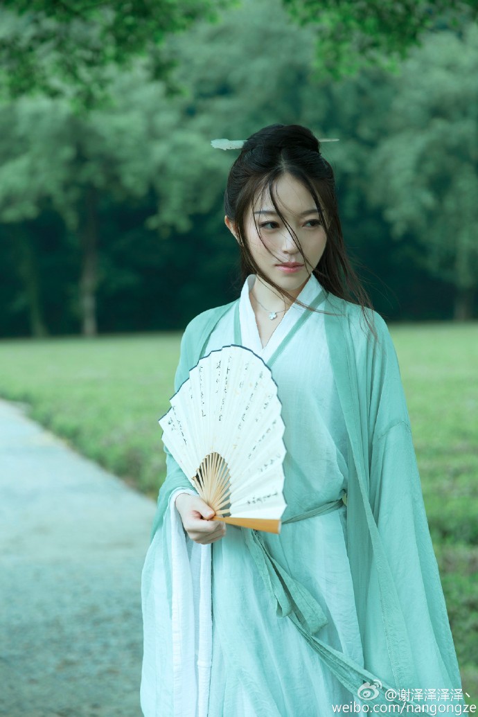 清风湿润,茶烟轻扬模特:@玄觞 摄影:阿泽 妆娘:@簪花阁小乔 后勤:@张