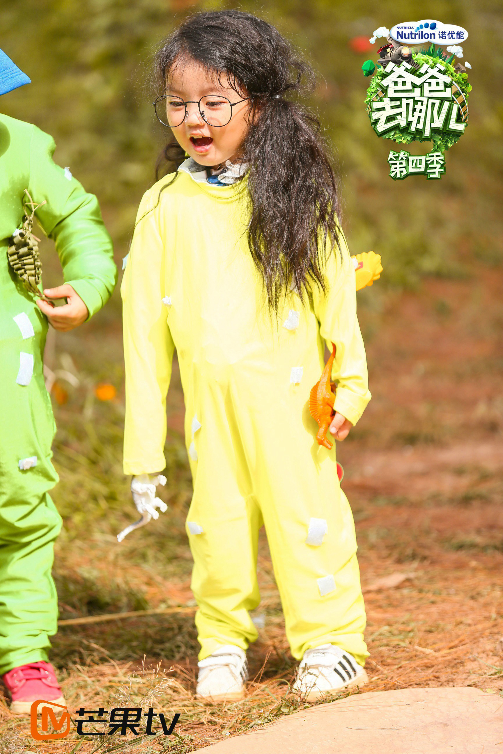 崔雅涵(小名阿拉蕾) 与董力合成"实习父女",最萌身高差的父女