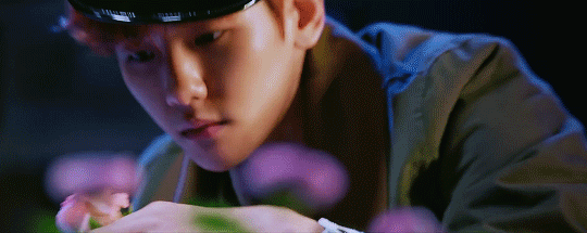 现以金珉锡,金俊勉,张艺兴,边伯贤,金钟大,朴灿烈,都暻秀,金钟仁,吴