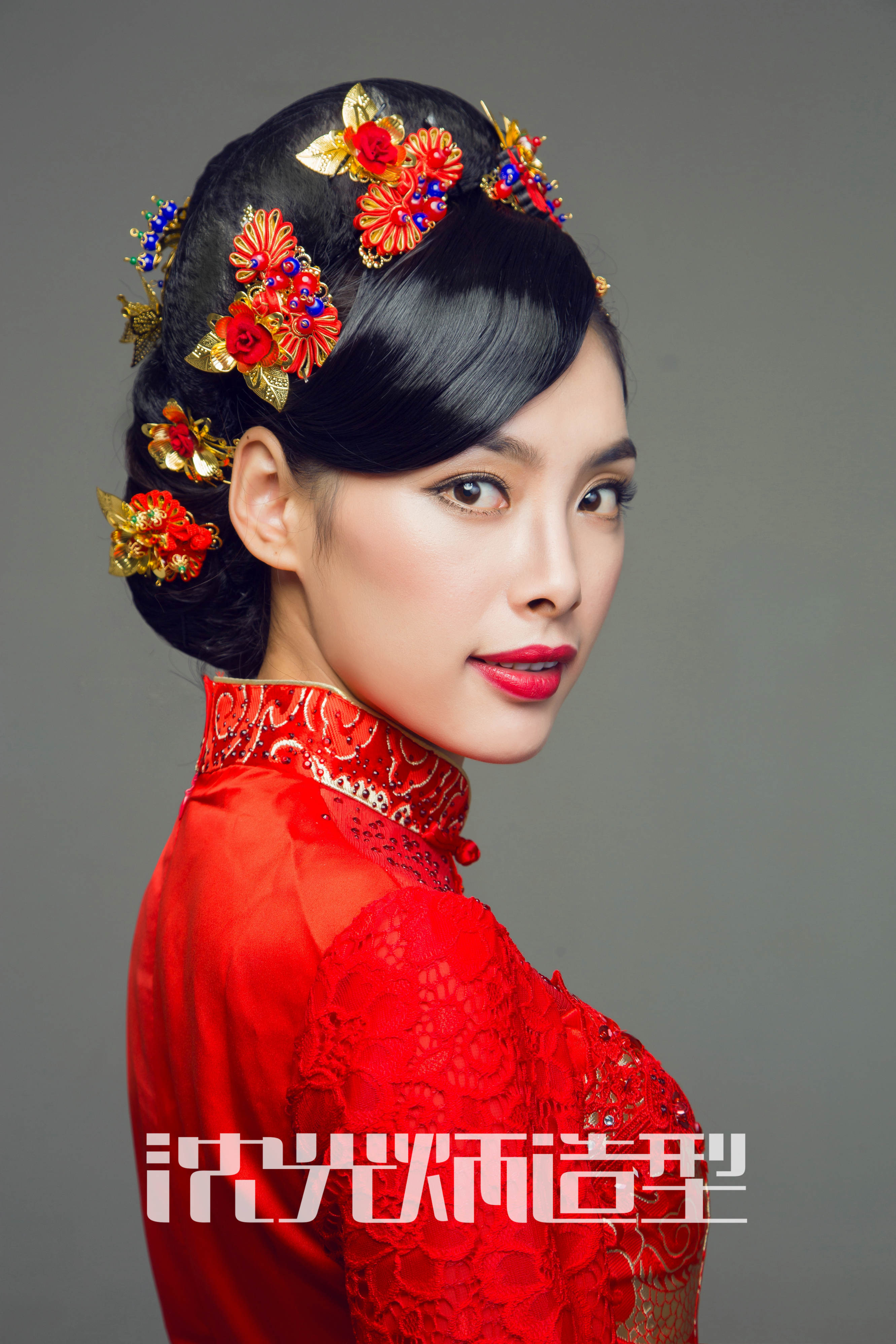 中国风化妆新娘盘发造型秀和头饰工艺作品