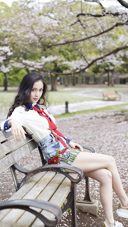 《樱花说》写真,刺绣衬衫和牛仔短裤的搭配少女感十足,蕾丝连衣裙则