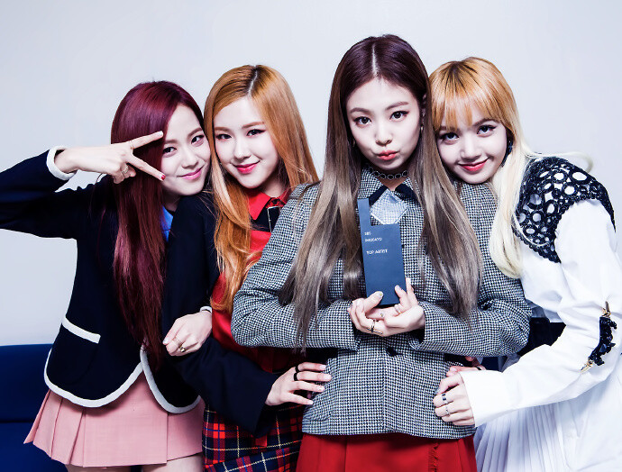 推出的组合, 由jennie kim,金智秀,朴彩英( rosé),lisa四名成员组成