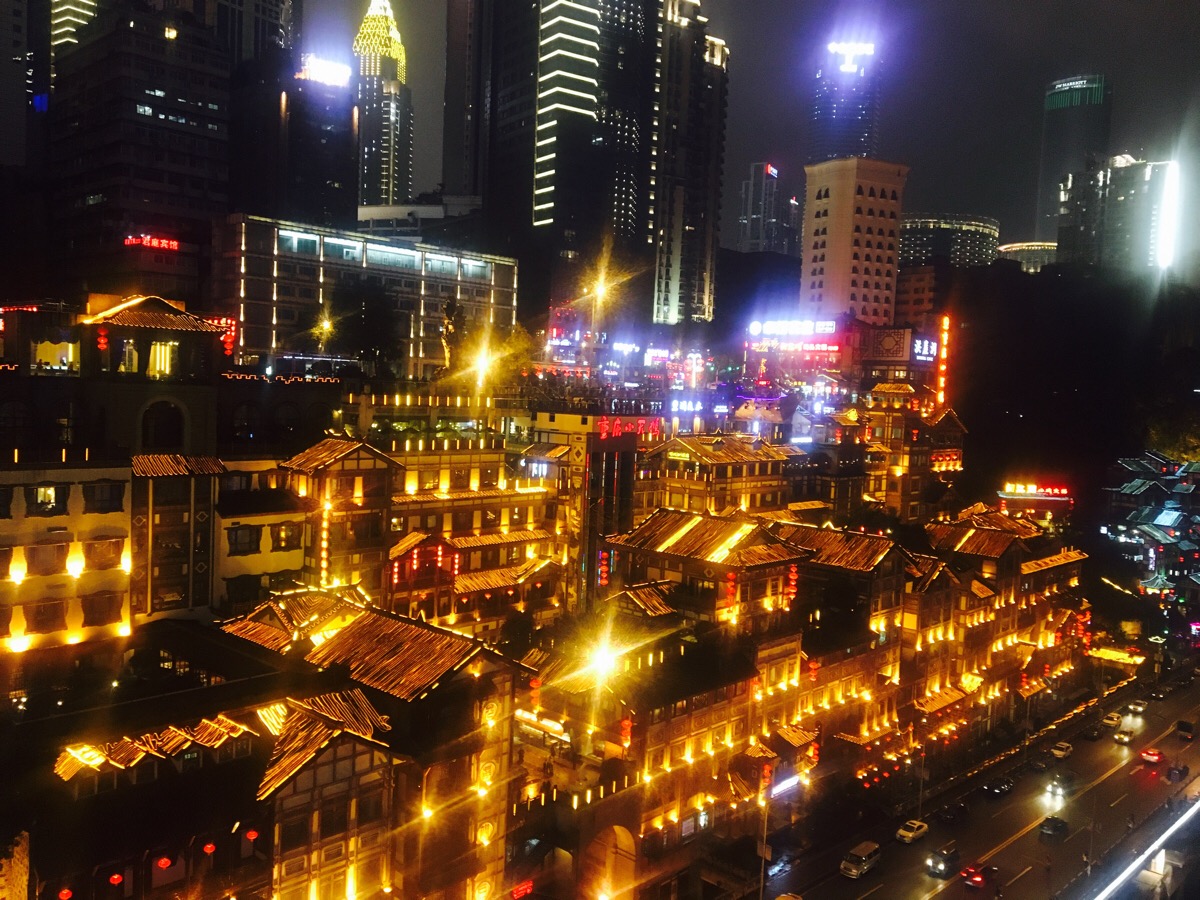 这个城市上空飘着一颗颗不安的心,她一定也曾在这儿