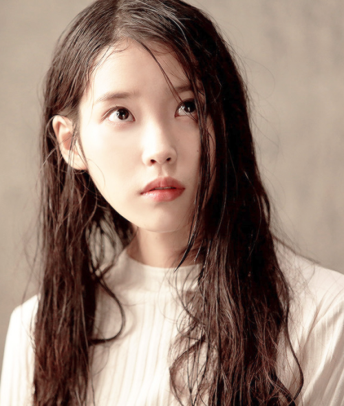 英文:lee ji eun,韩文: ), 1993年5月16日出生于韩国首尔,艺名iu(韩文