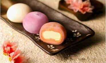 摩提(mo chi)又称 "大福",是一种糯米甜点小吃,是庆典和应季的必备