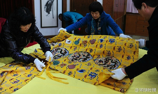 400年前万历帝后龙袍还原真容】12月12日,耗时两年由南京云锦研究所等