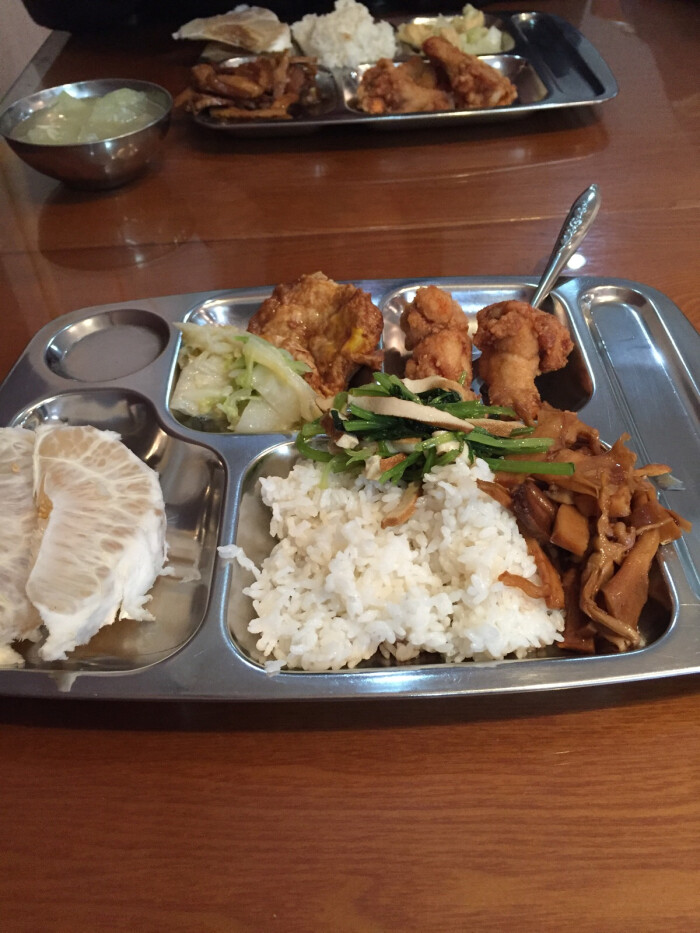 12.14#午饭.街道的食堂.炸鸡腿还不错还有那个红烧的各种综合菜!