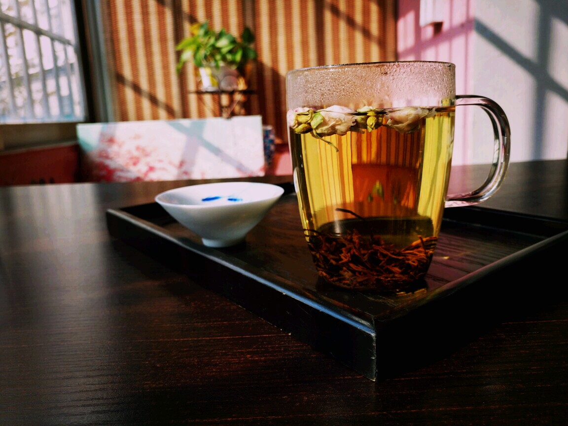 玫瑰红茶美白活血 舒压解压 代茶饮用【原料】玫瑰花5朵,红茶3g.