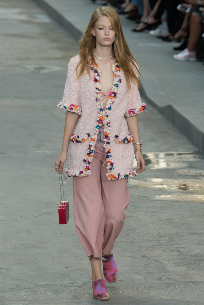 chanel(香奈儿) 巴黎2015春夏高级成衣系列 主题 宣扬女权主义