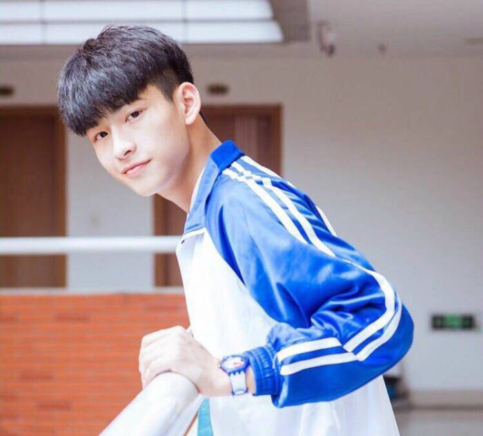 阳光温热岁月静好男生头像