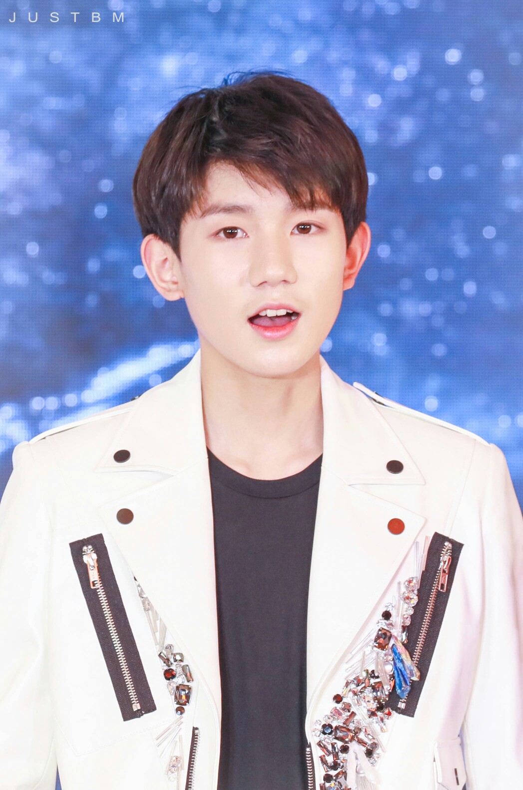 王源 #tfboys 湖南卫视2017跨年演唱会 高清 可爱