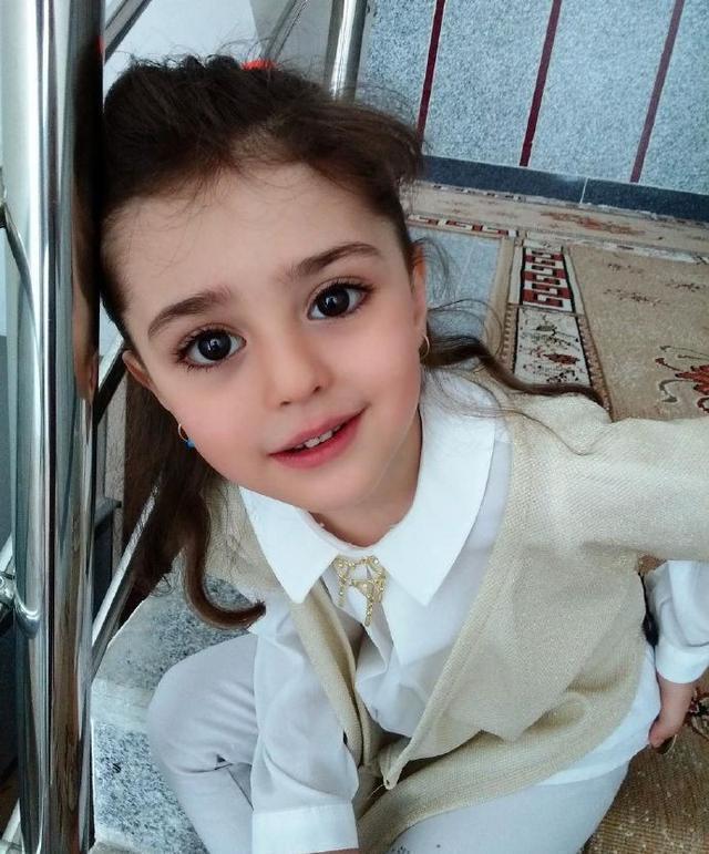 大眼睛长睫毛娃娃脸 以后肯定是美人胚子