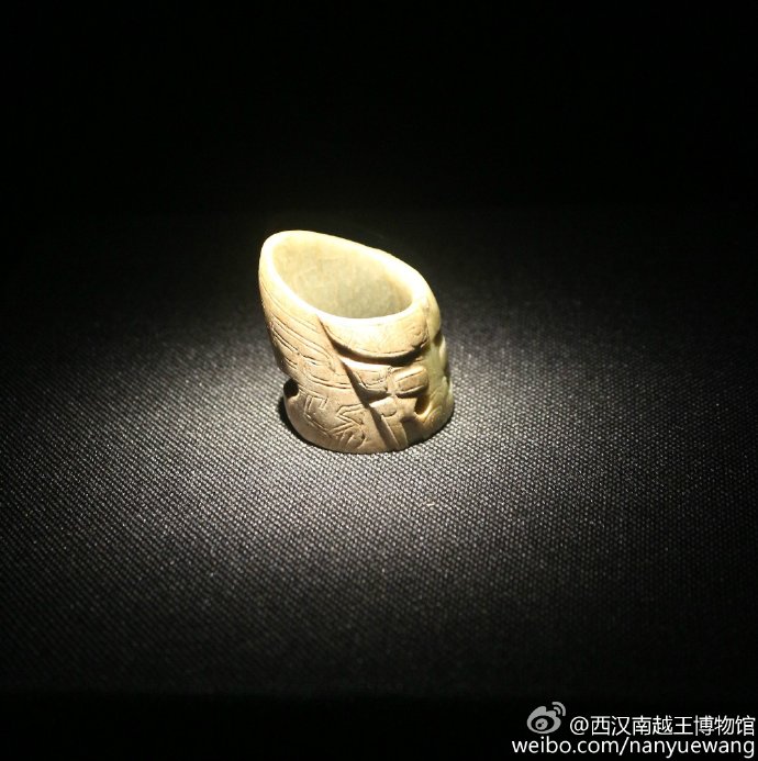 玉韘:广东省博物馆展出妇好墓出土