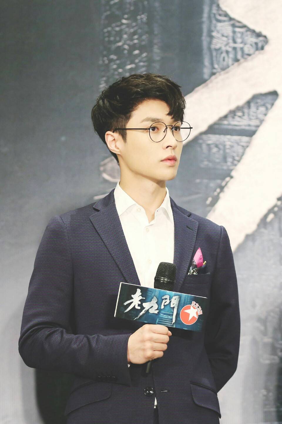 张艺兴 戴上眼镜好看炸了