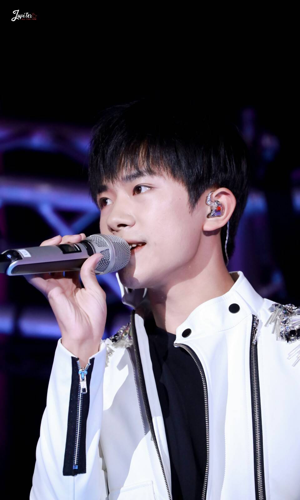 易烊千玺 #tfboys 2016湖南卫视跨年演唱会 高清 帅