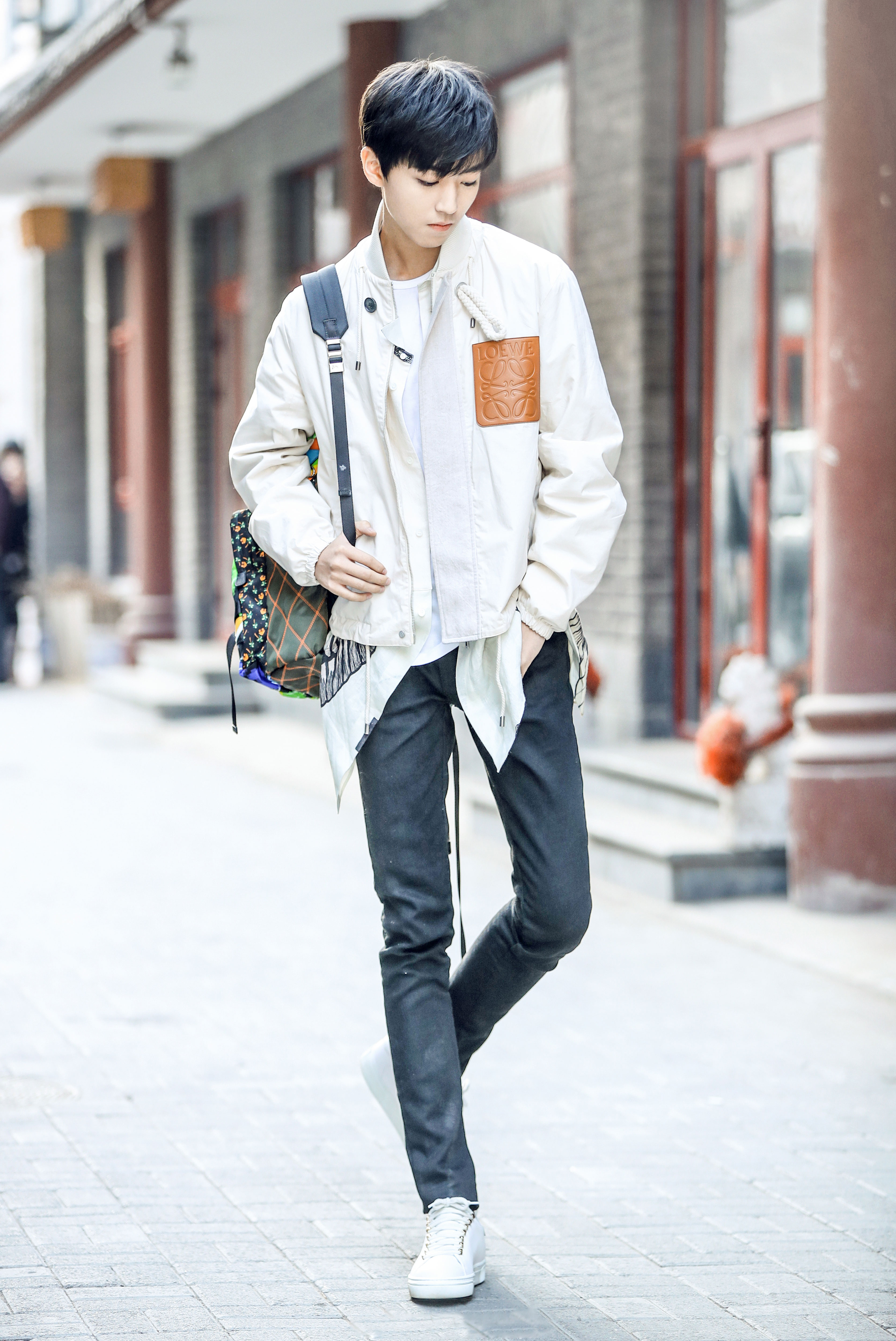 王俊凯身穿loewe白色夹克搭配prada背包拍摄了一组街拍大片叠搭穿法