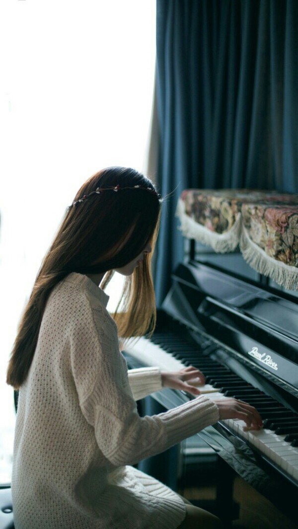 弹钢琴的女生背影高清图片