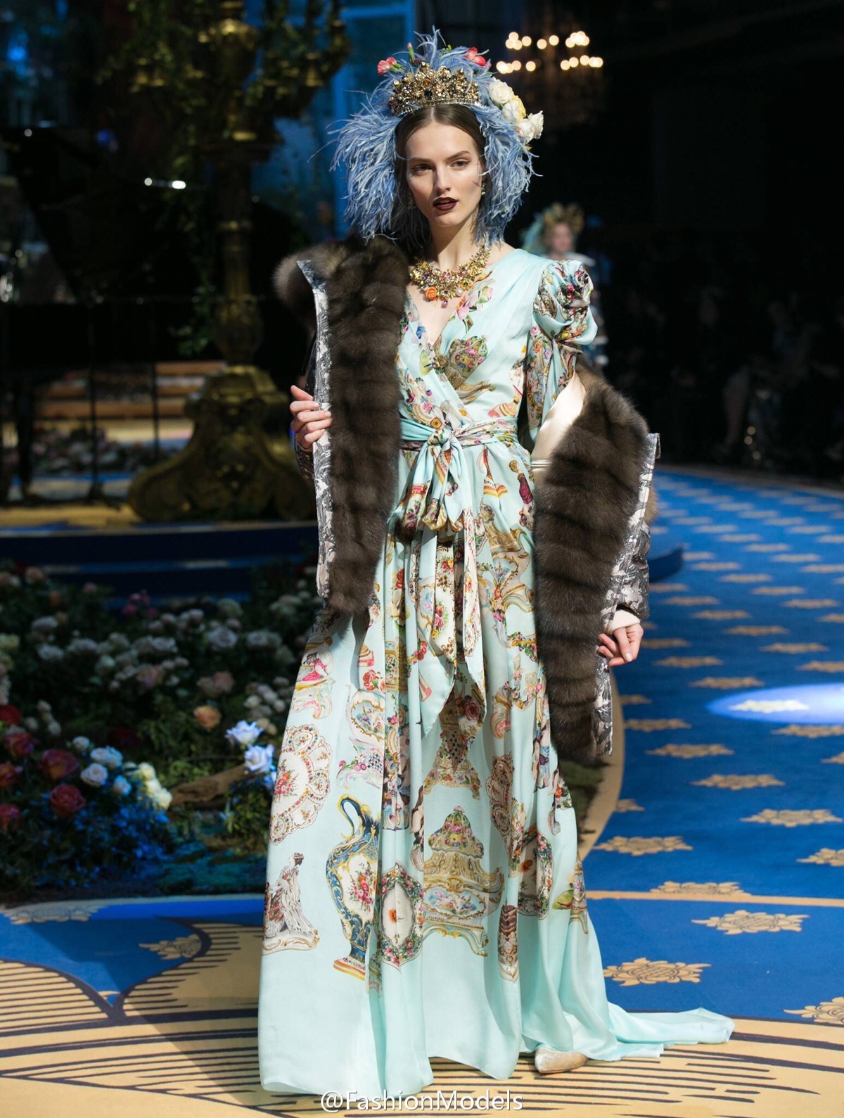 dolce & gabbana alta moda s/s 2017:华丽宫廷风与宗教元素,金灿灿的