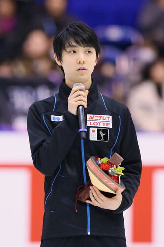 就连这个像火锅一样的捧花被他拿手里都好看都可爱!