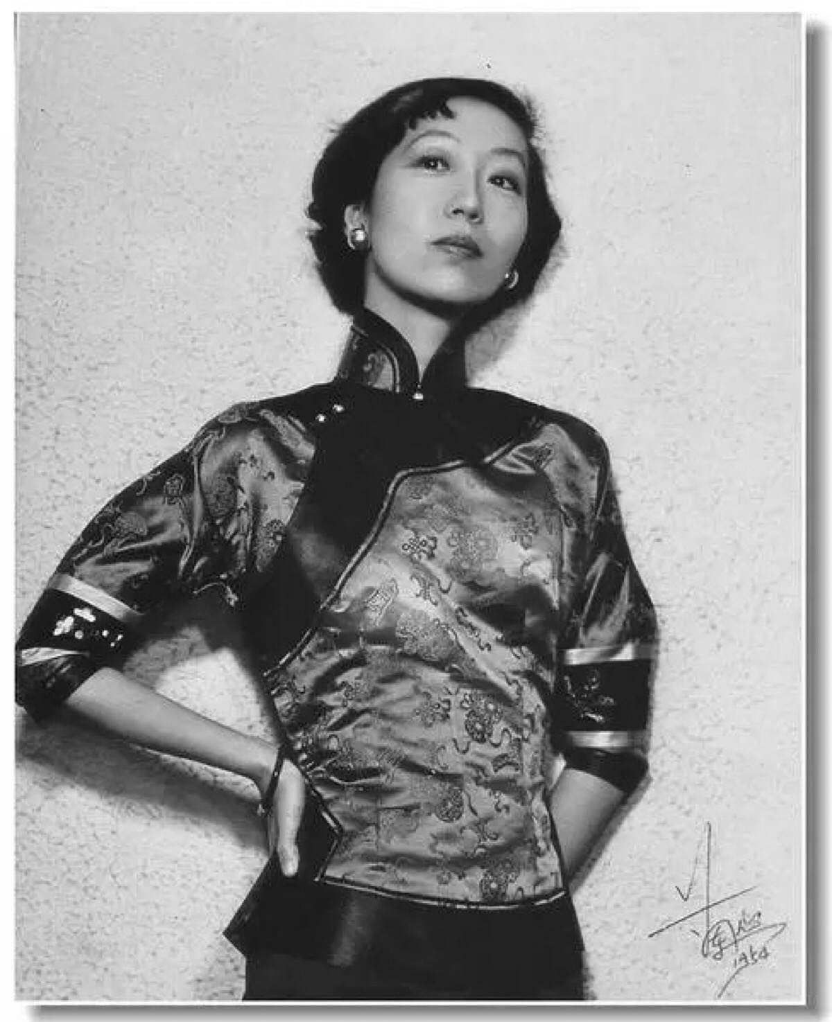 张爱玲. 而长袍的闪光就是虱子