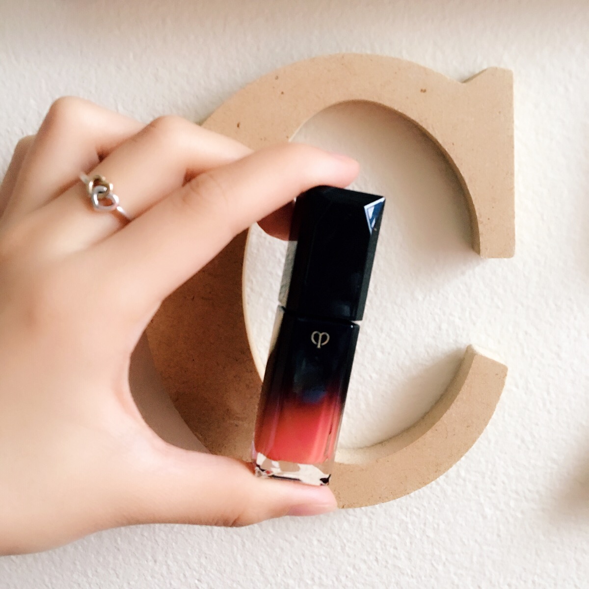 cpb的镜面唇釉,色号叫做小恶魔的微笑~ 就是太小的一瓶了…精致得过分