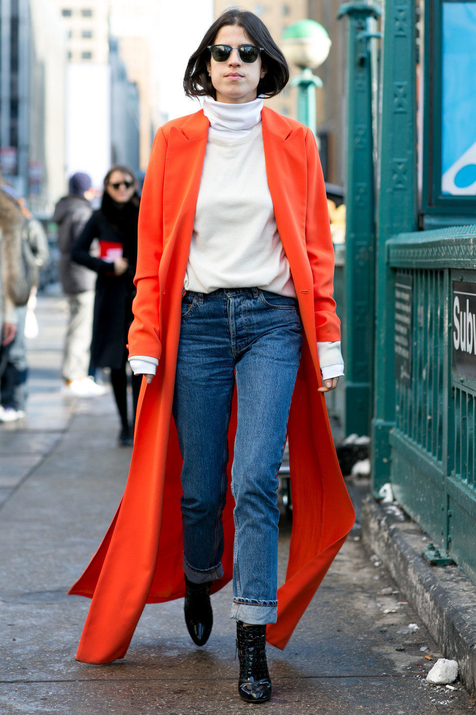 初春季节选择一件橘色大衣,点亮整身搭配