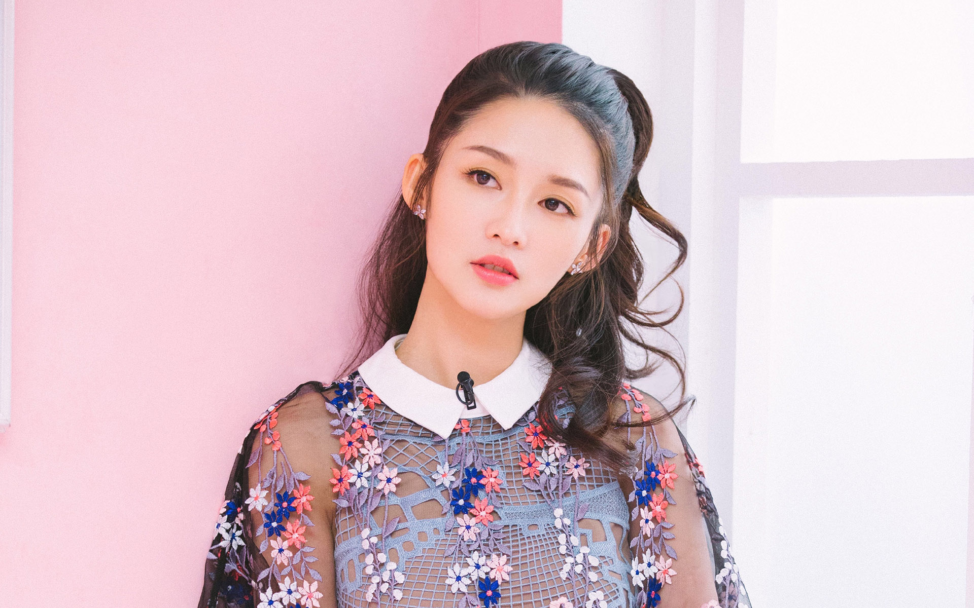 李沁清新甜美写真图片桌面壁纸,低调可爱的美女明星李沁,甜美可人的