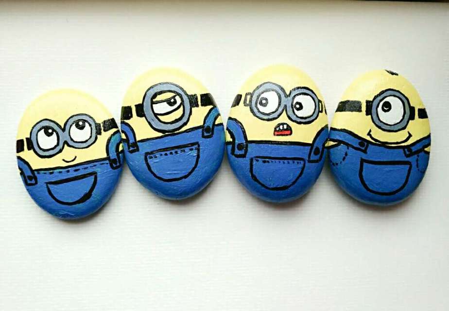 手绘石头小黄人