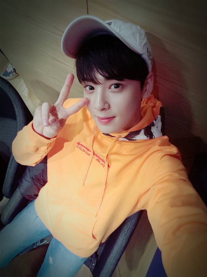 这世界有个可爱的男孩子是车银优啊