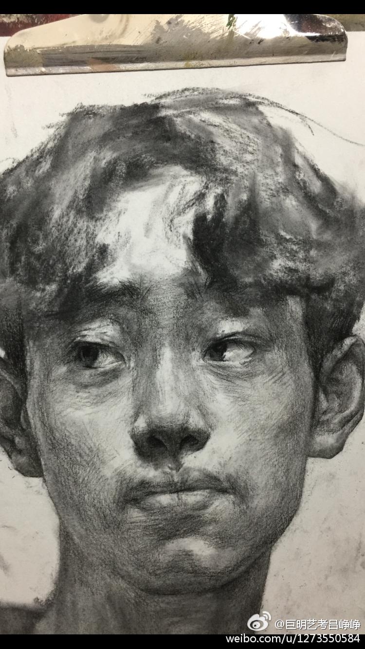吕铮铮(川美版画系)素描有个人风格,造型准确,人物形象严谨用笔松弛