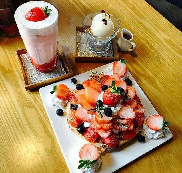 【 】家颜值爆表的草莓华夫饼蛋糕 美食头像 家常菜 西餐 日式料理
