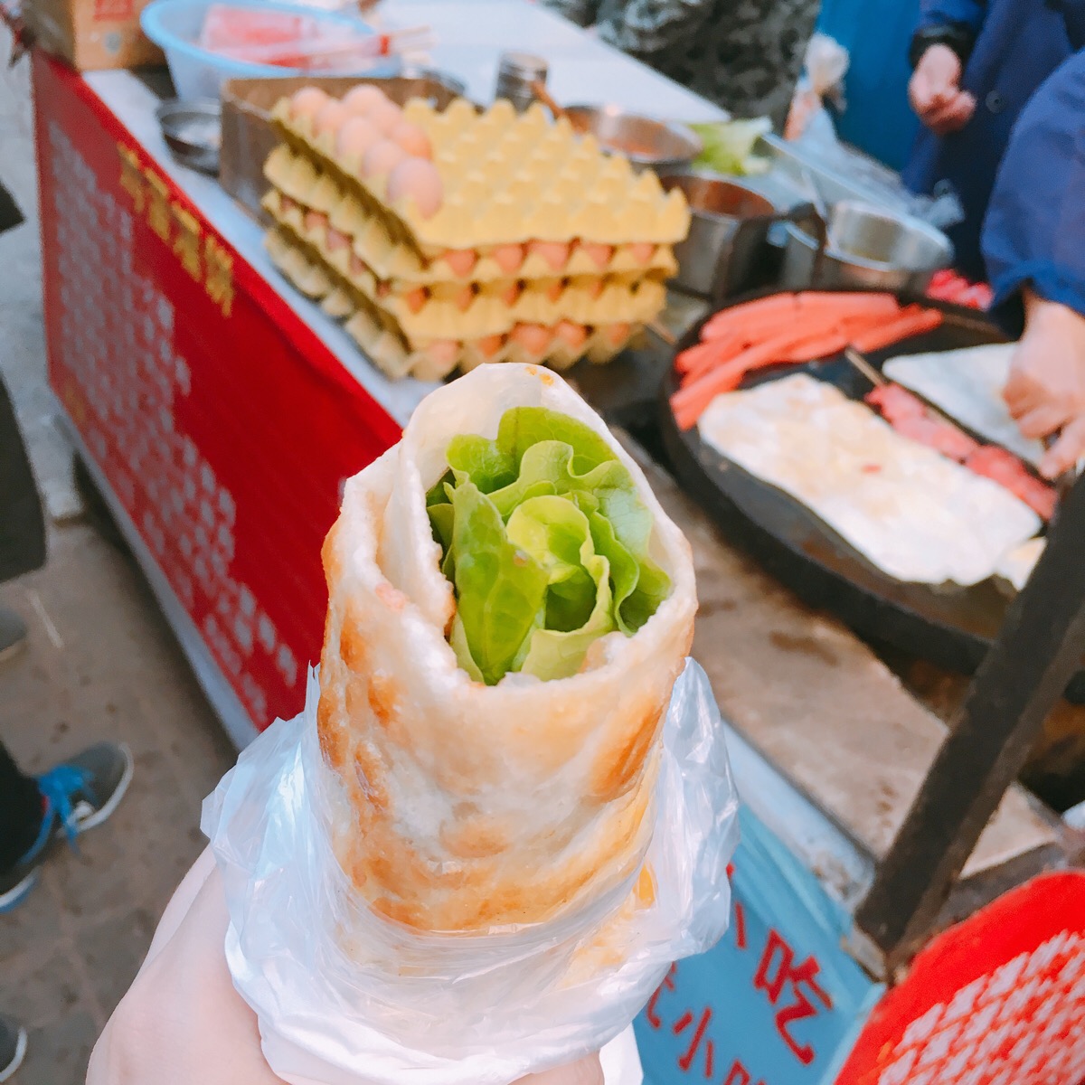 从西十二出来正好看到那堆小吃,就买了阔别已久的鸡蛋灌饼!