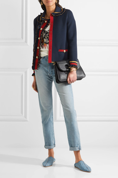 单品拥有精美的细节设计:干练的彼得潘领,文艺复兴