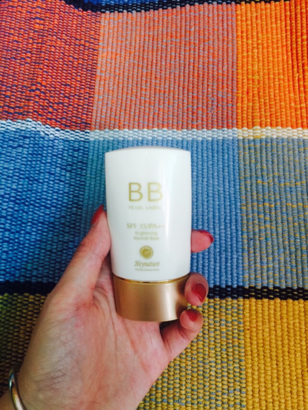 韩妮采的bb霜 这款bb遮瑕度还可以,白色的这款是控油的,可是真的好干