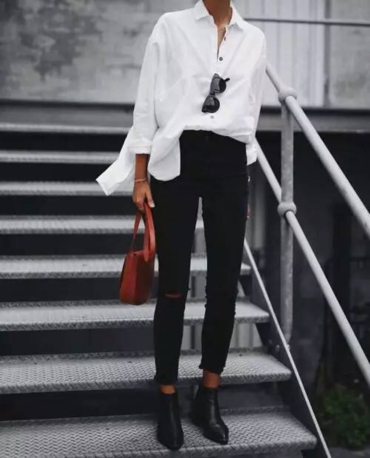 白色衬衫 黑色牛仔裤,也是简单的搭配look怎么穿都不会出错