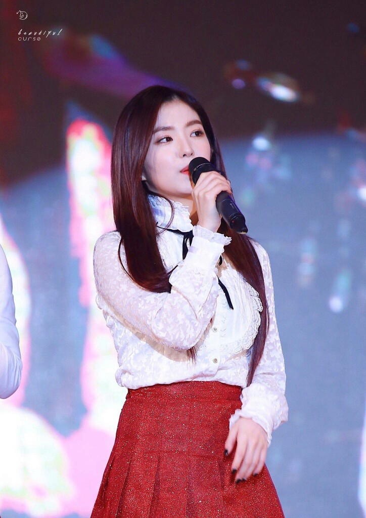 韩国女歌手,red velvet组合成员之一并担任队长