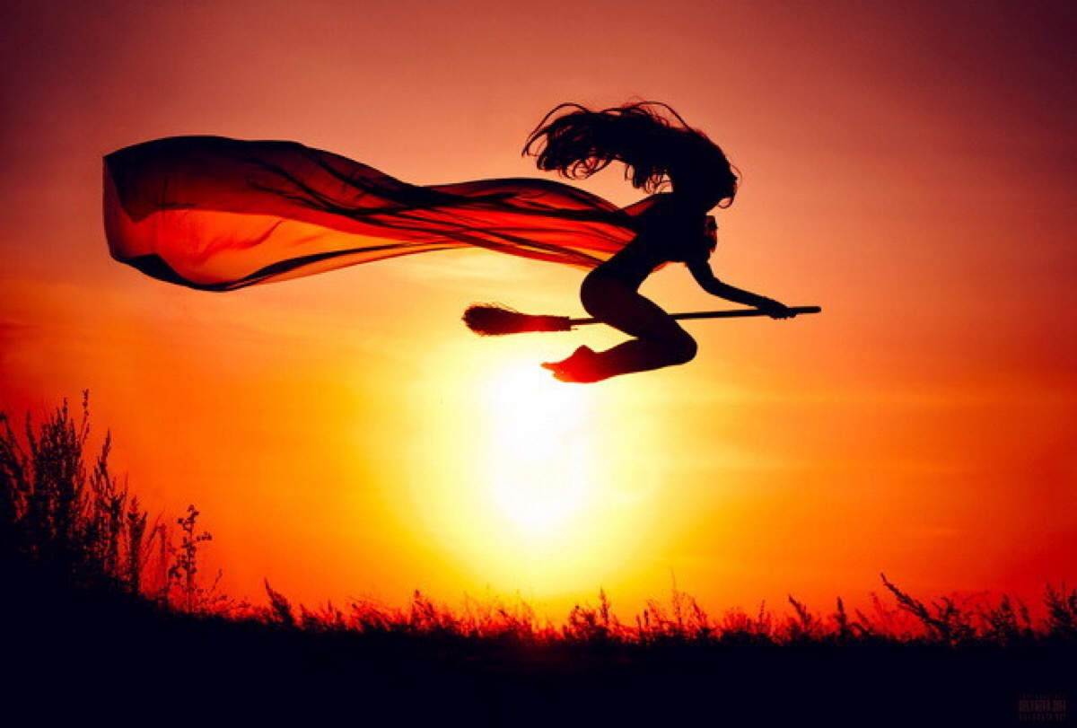 用强烈的色彩对比表现出了女人震撼心灵的美