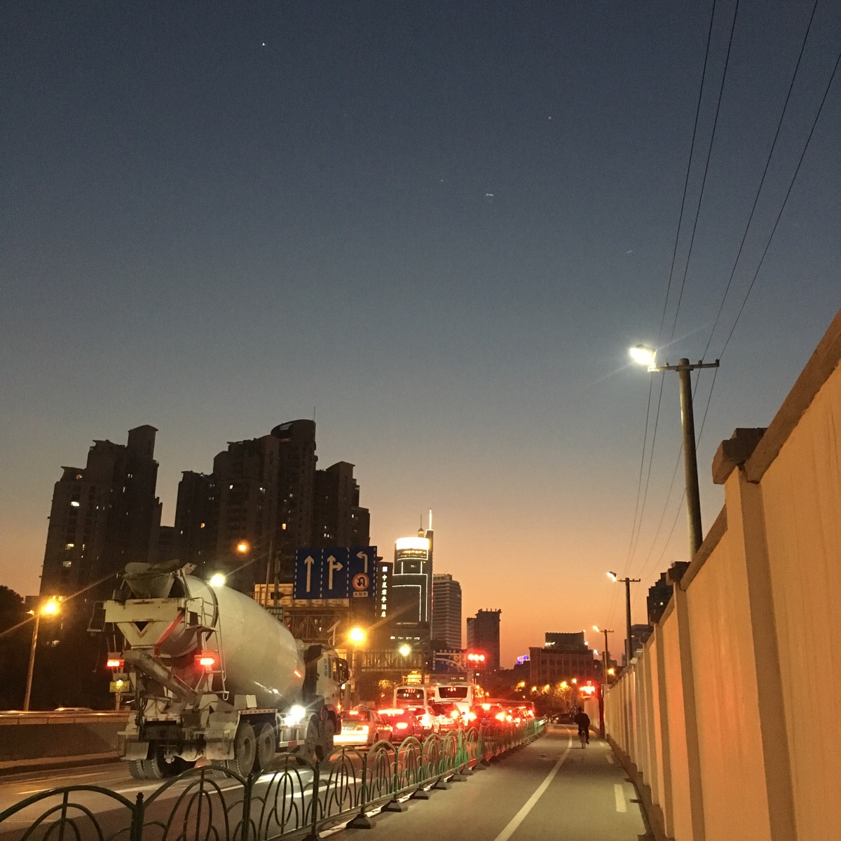 夜幕下的灯光.