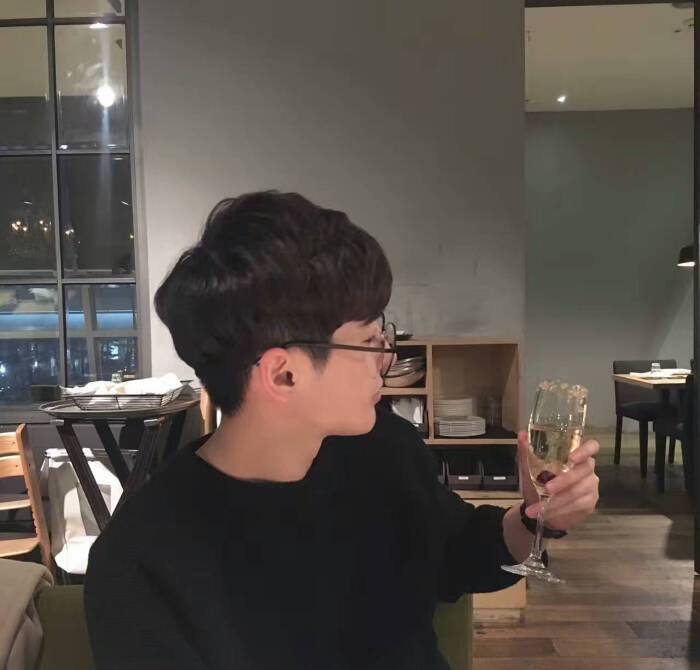 热男头#帅哥#挡啥呀#韩范#全身#脸不见了#背影#侧影#萌宠