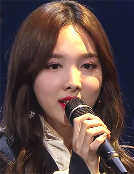 1995年9月22日出生于韩国首尔特别市江东区,韩国女歌手,女子演唱组合