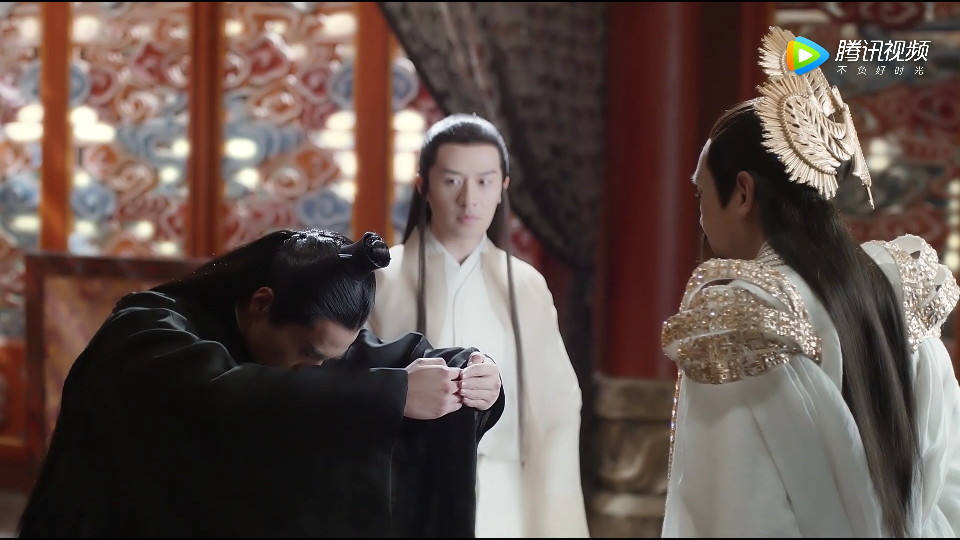 《三生三世十里桃花》 —— 天君一派端严坐在御座上,淡淡道:"素锦她