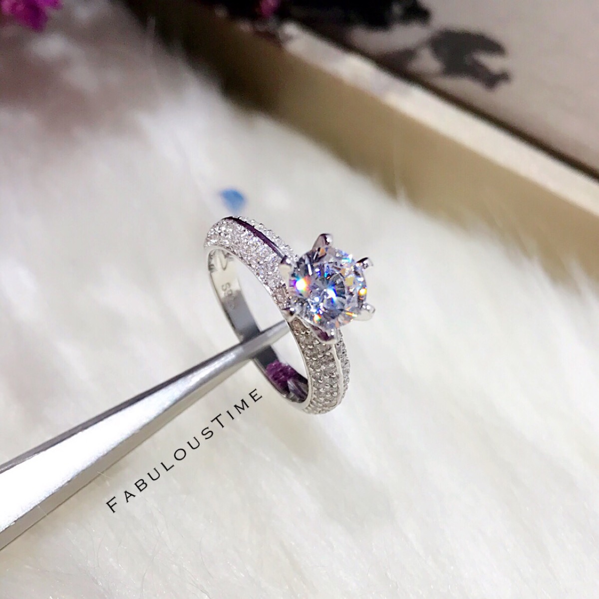 有出过一款类似的,但是在工艺会让却完全不一样,这是蒂芙尼今年的新款