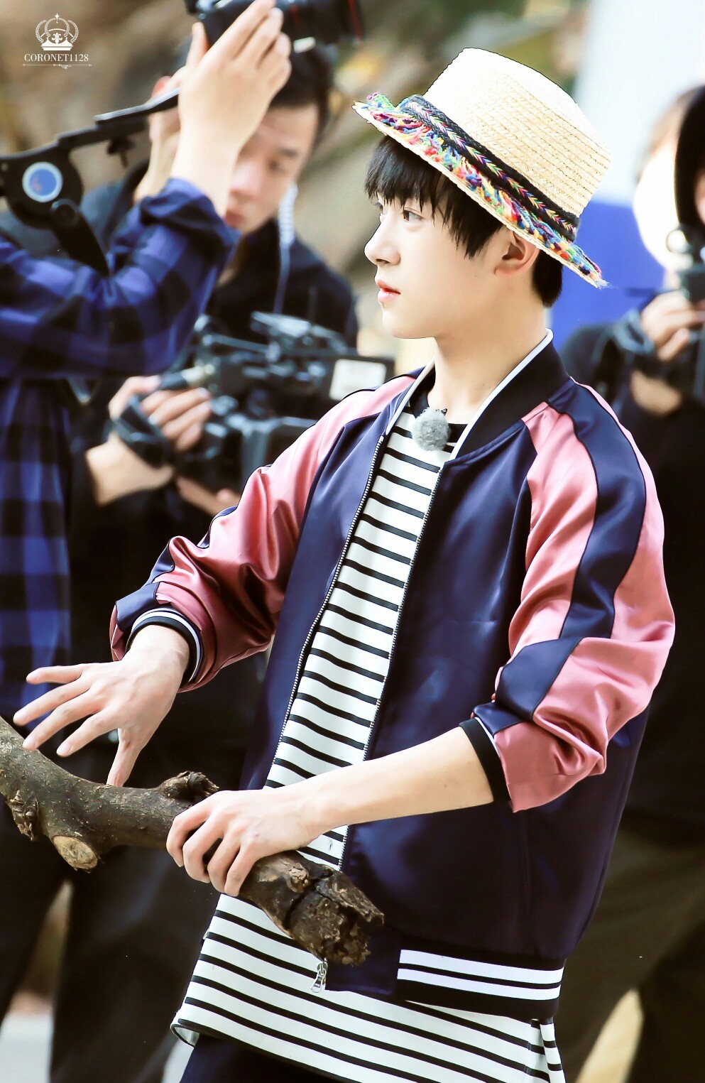 放开我北鼻录制 (●●)喜欢. 图cr:logo