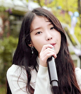 二]李智恩(iu),1993年5月16日出生于韩国首尔特别市,韩国女歌手,演员